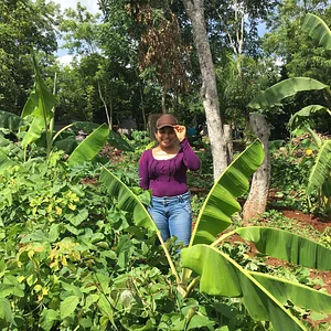 Flor trabajando en el sistema agroforestal